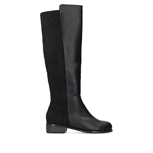Flat knee-high boots combined in black colour.