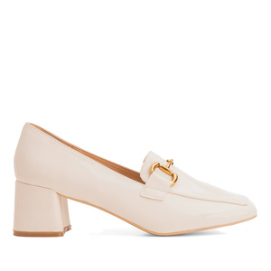 Heeled moccasins in white patent