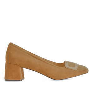 Heeled shoes in beige faux suede