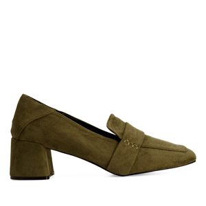 Heeled moccasin in kiwi faux suede