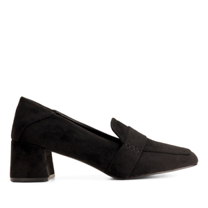 Heeled moccasin in black faux suede