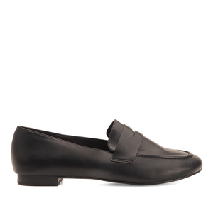 Penny loafer in black faux leather