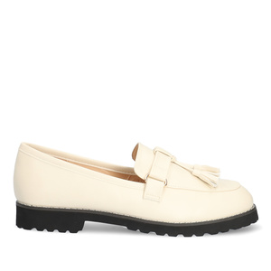 Moccasins in ivory colored faux leather and tassle
