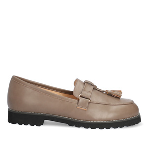 Moccasins in light brown faux leather and tassle