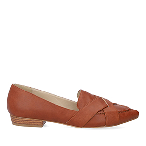 Pointed toe loafers in brown faux leather
