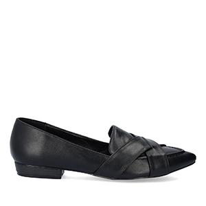 Pointed toe loafers in black faux leather
