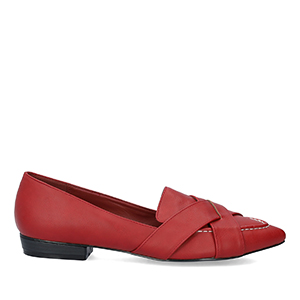 Pointed toe loafers in red faux leather