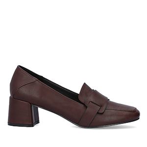 Heeled moccasin in burgundy faux leather