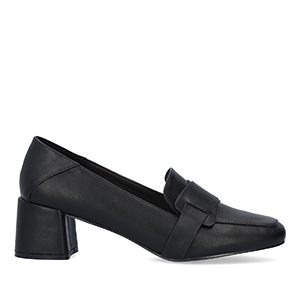 Heeled moccasin in black faux leather