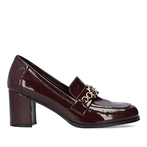 Heeled moccasins in burgundy patent