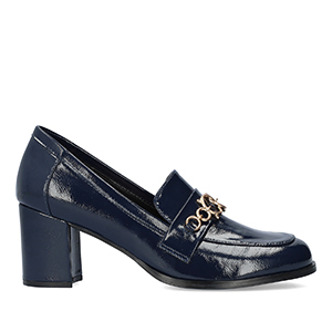 Heeled moccasins in navy patent