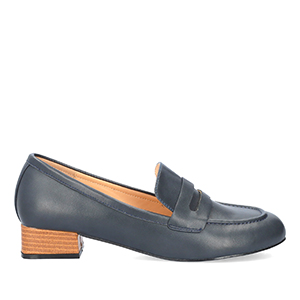 Heeled loafer in soft navy faux leather 