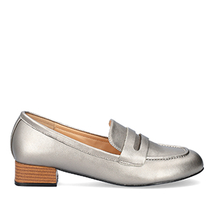 Heeled loafer in soft old silver faux leather