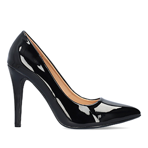 Black patent leather heeled pumps