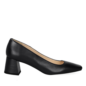 Heeled shoe in black leather