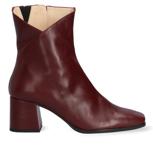 Heeled booties in burgundy leather