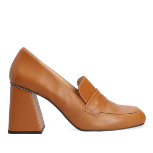 Heeled loafers in brown leather