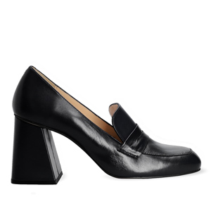 Zapato de estilo mocasín con tacón en piel de color negro