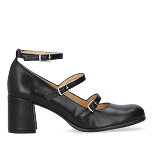 Heeled Mary Janes in black leather.