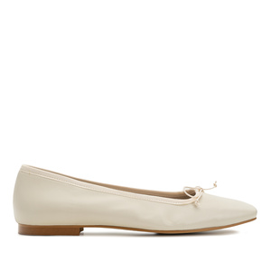 Ballerina Flats in Off White Leather