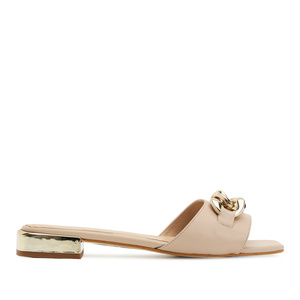 Flat Sandal in Beige Leather and Chain Detail