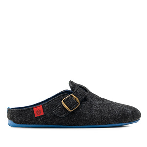 Unisex home slippers in black felt and buckle detail