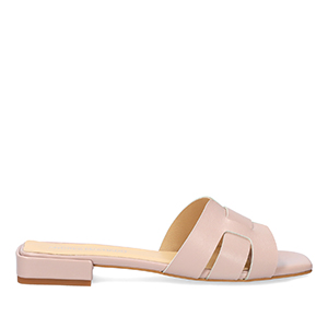Flat sandals in pink leather