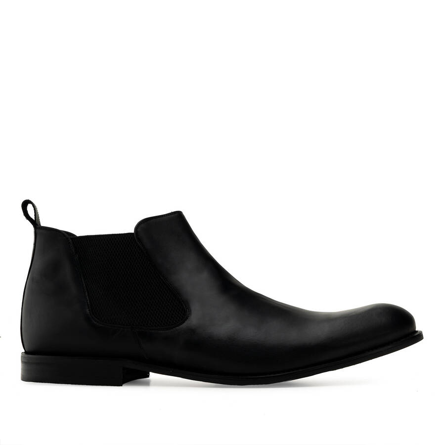 Chelsea Boots in Black Leather 