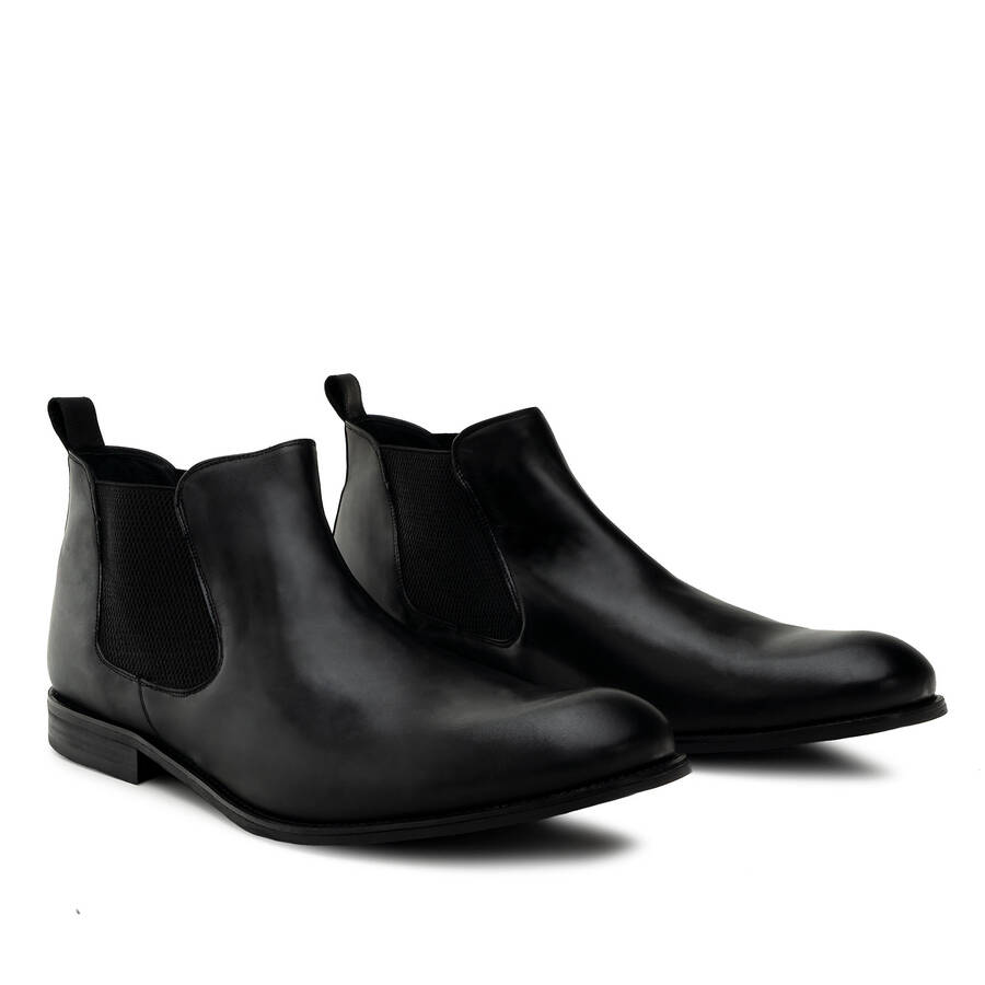 Chelsea Boots in Black Leather 