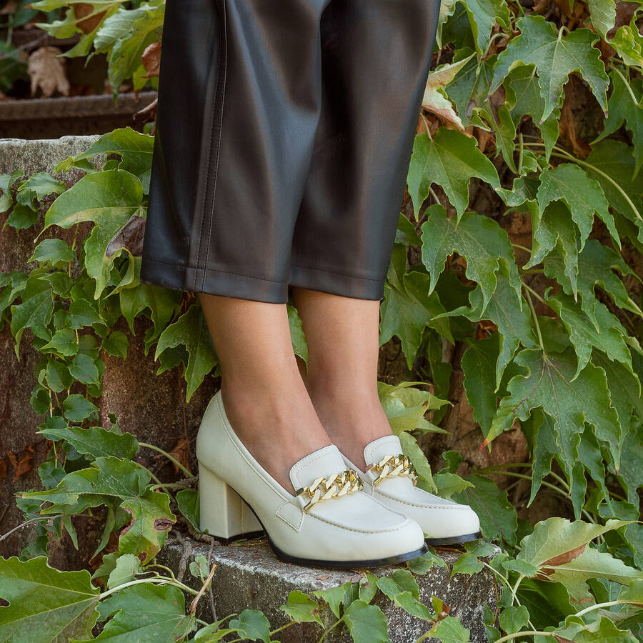 Heeled moccasins in white faux leather and gold chain link detail 