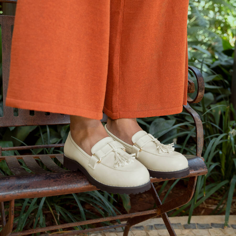 Moccasins in ivory colored faux leather and tassle 