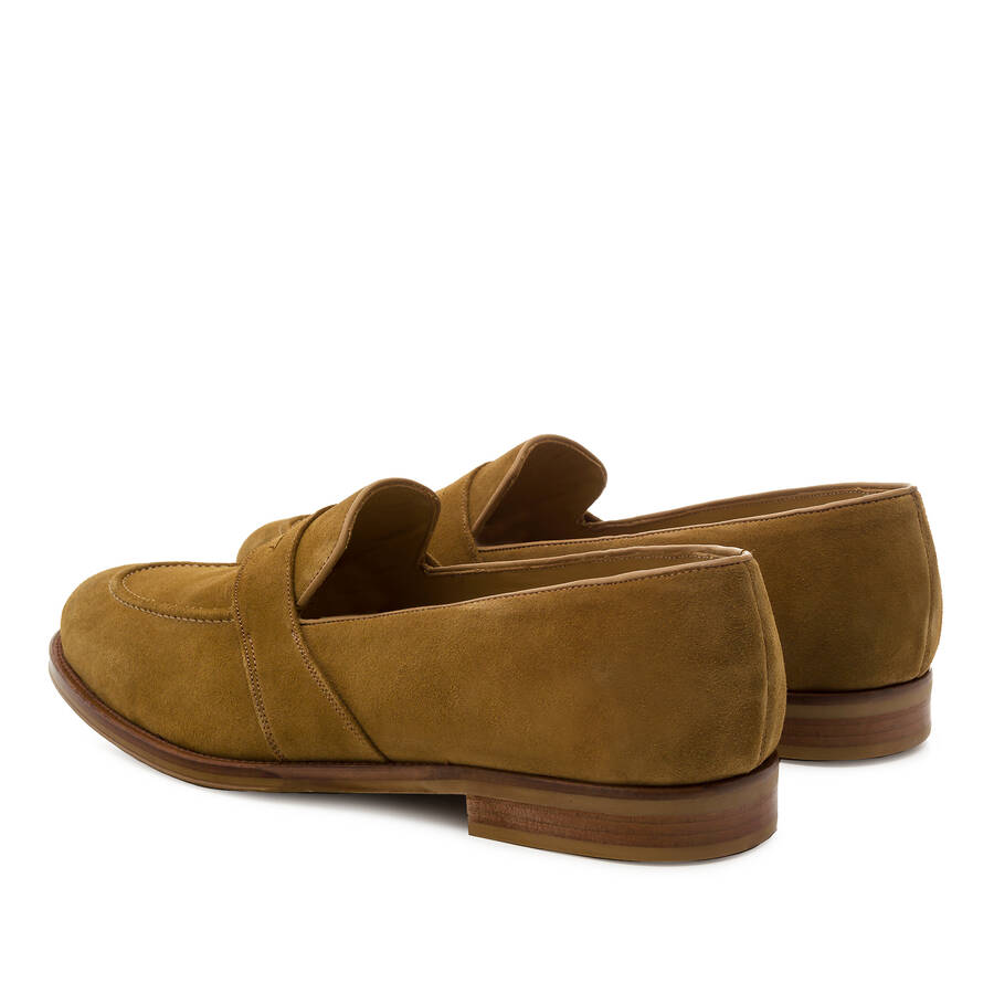 Mocassins en croûte de Cuir Couleur Camel. 