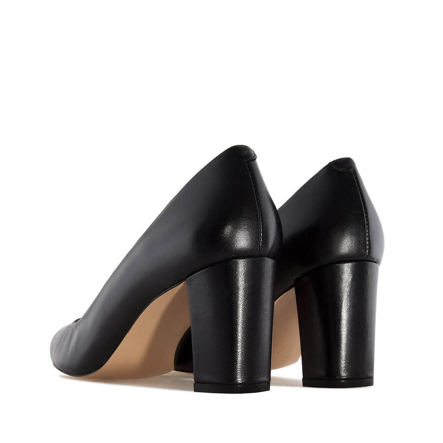 Heeled Shoes in Black Leather 