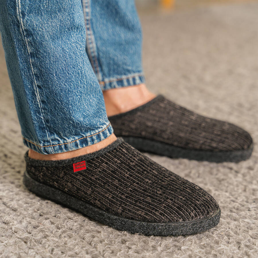 Chaussons en velours côtelé Gris. 