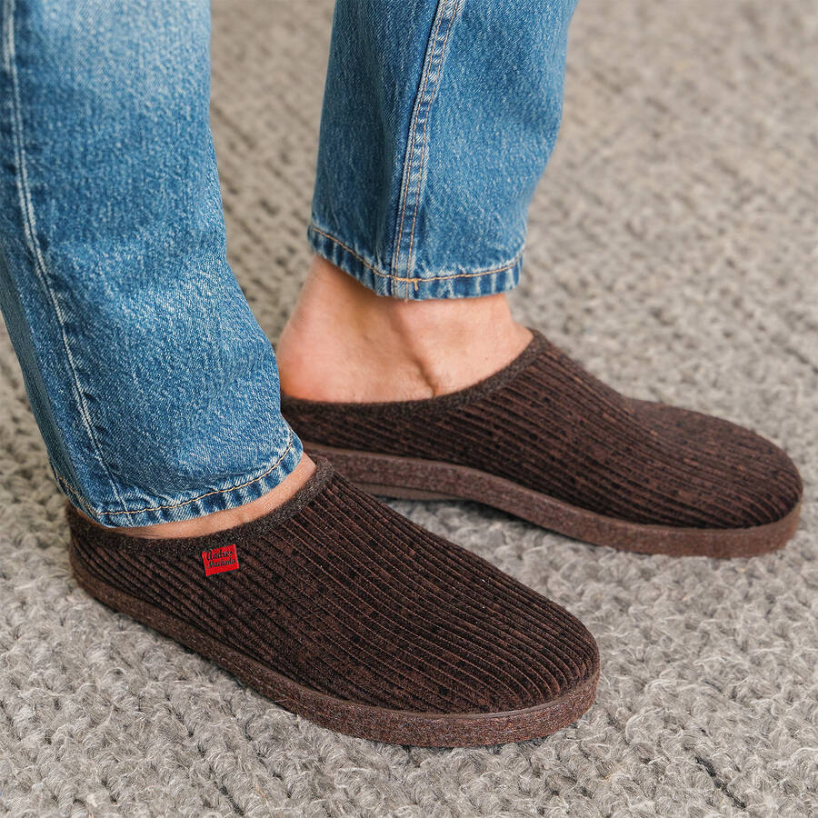 Chaussons en velours côtelé Marron. 