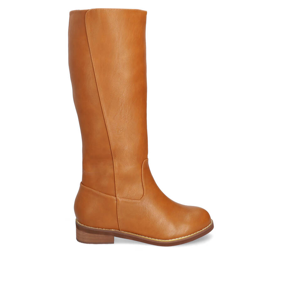 Flat boots in camel faux leather 