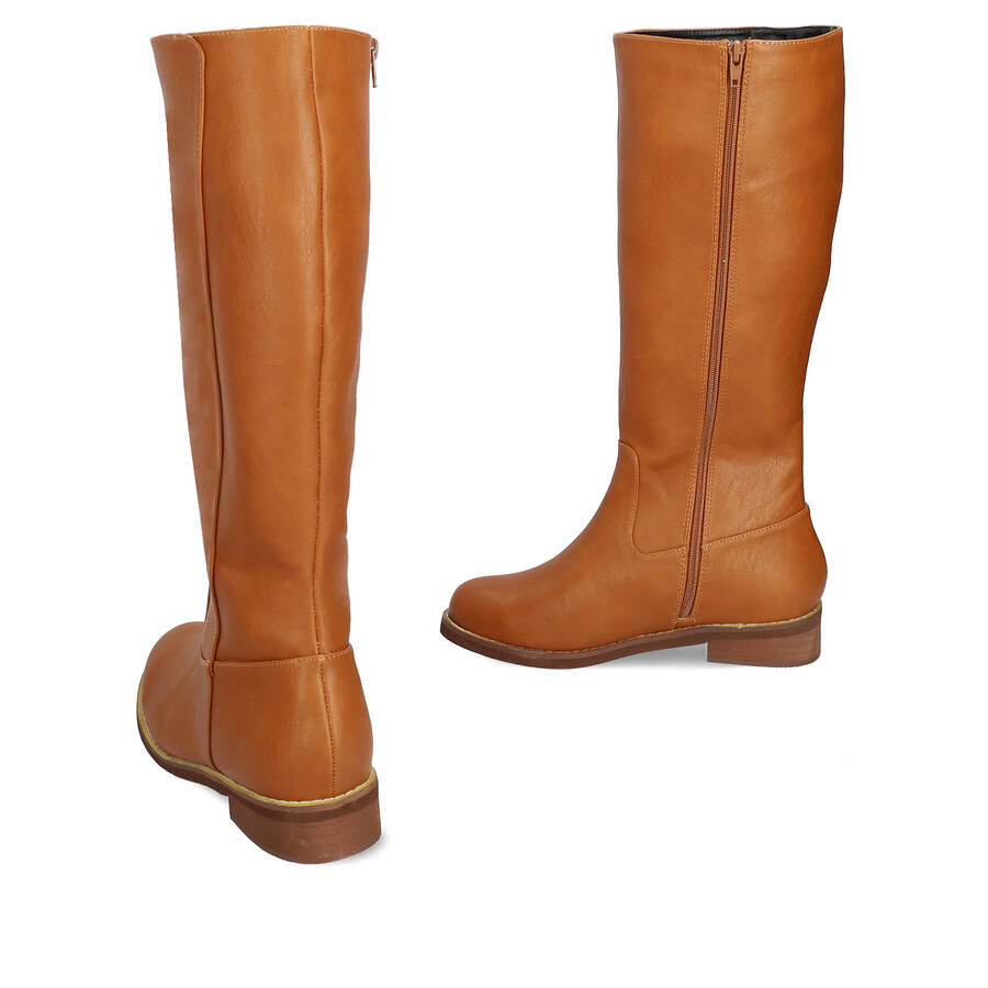 Flat boots in camel faux leather 