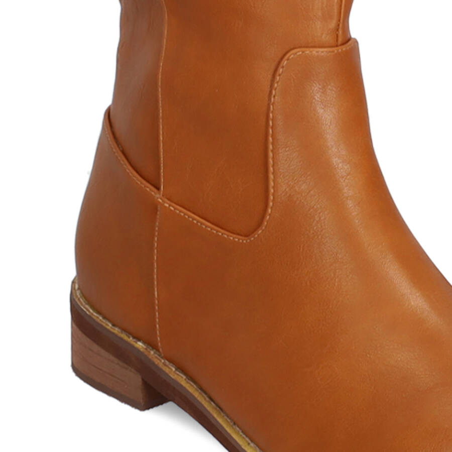 Flat boots in camel faux leather 