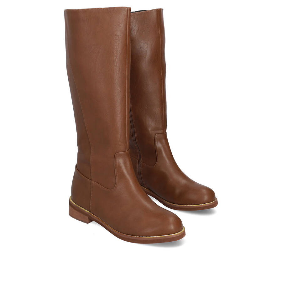 Flat boots in brown faux leather 