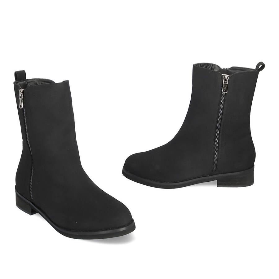 Bottines en crôute de cuir noir. 