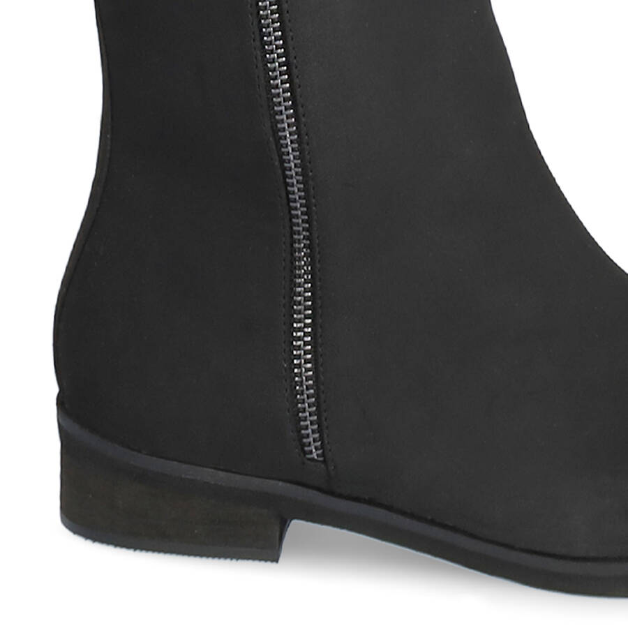 Bottines en crôute de cuir noir. 