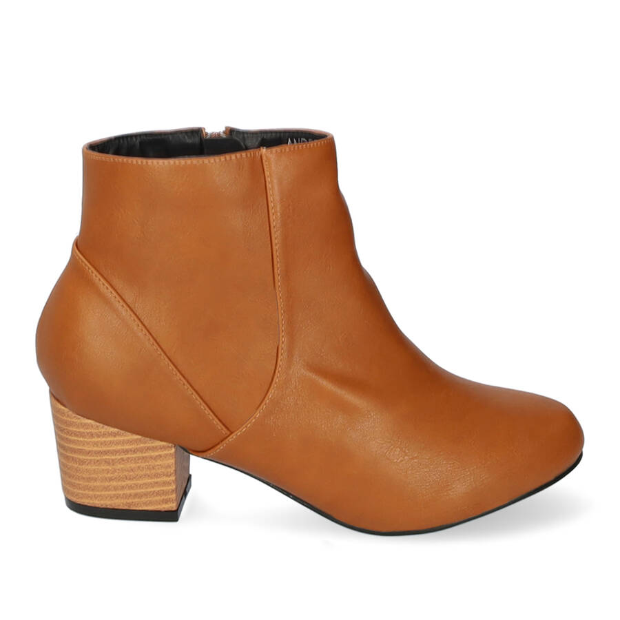 Heeled booties in camel colored faux leather 