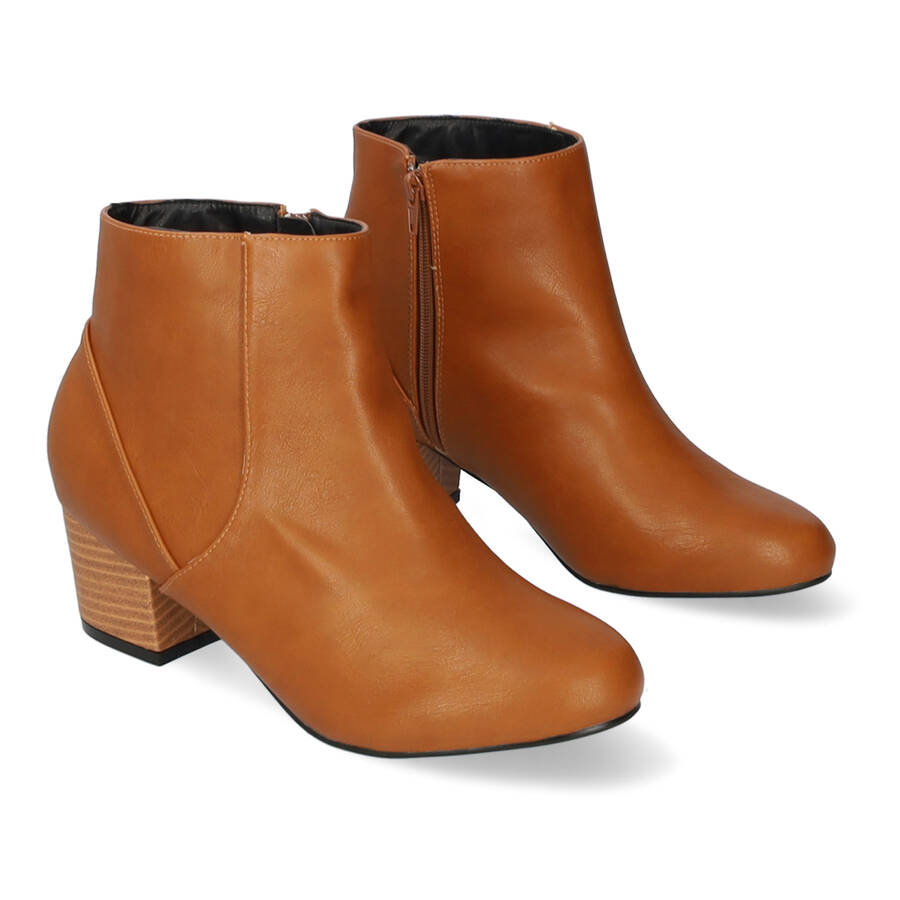 Heeled booties in camel colored faux leather 