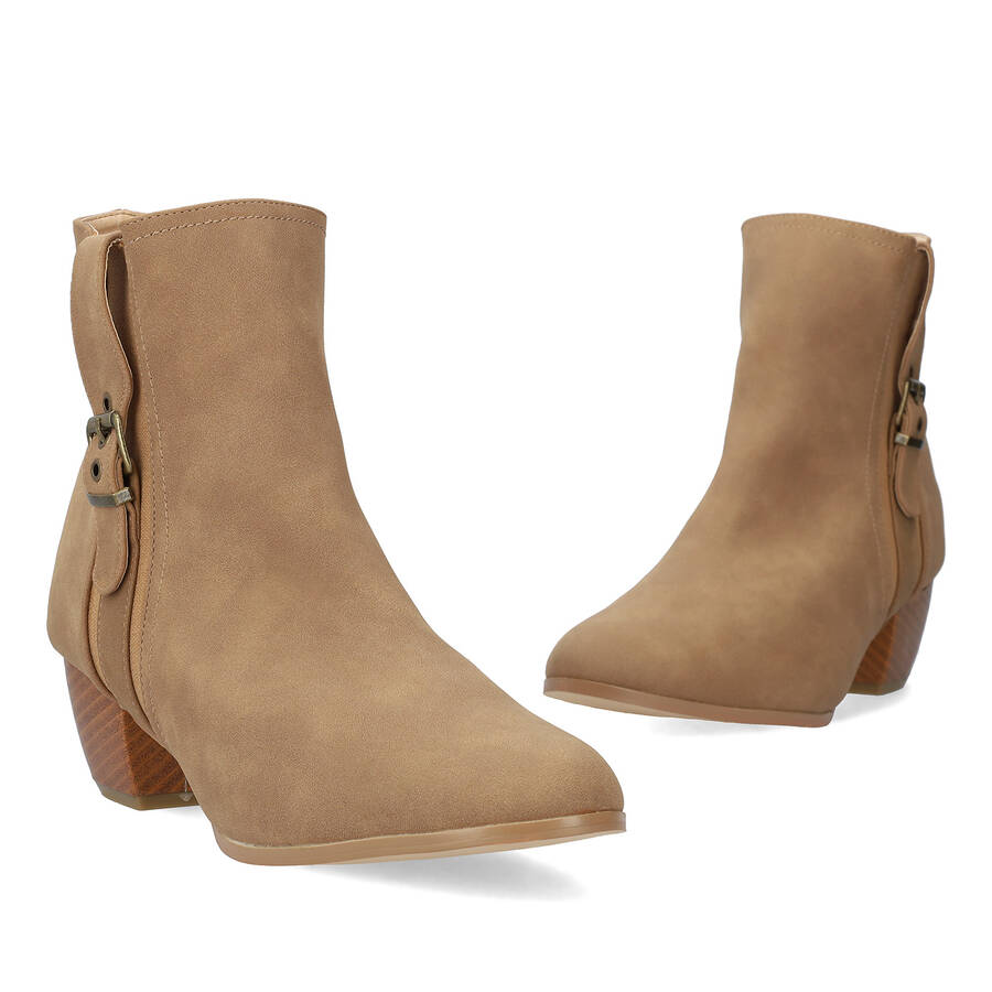 Ankle boots in faux brown nubuck. 