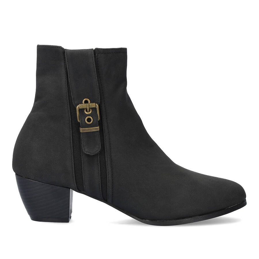 Ankle boots in faux black nubuck. 