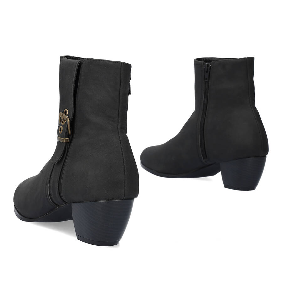 Ankle boots in faux black nubuck. 