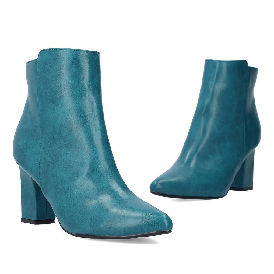 Heeled booties in blue faux leather. 