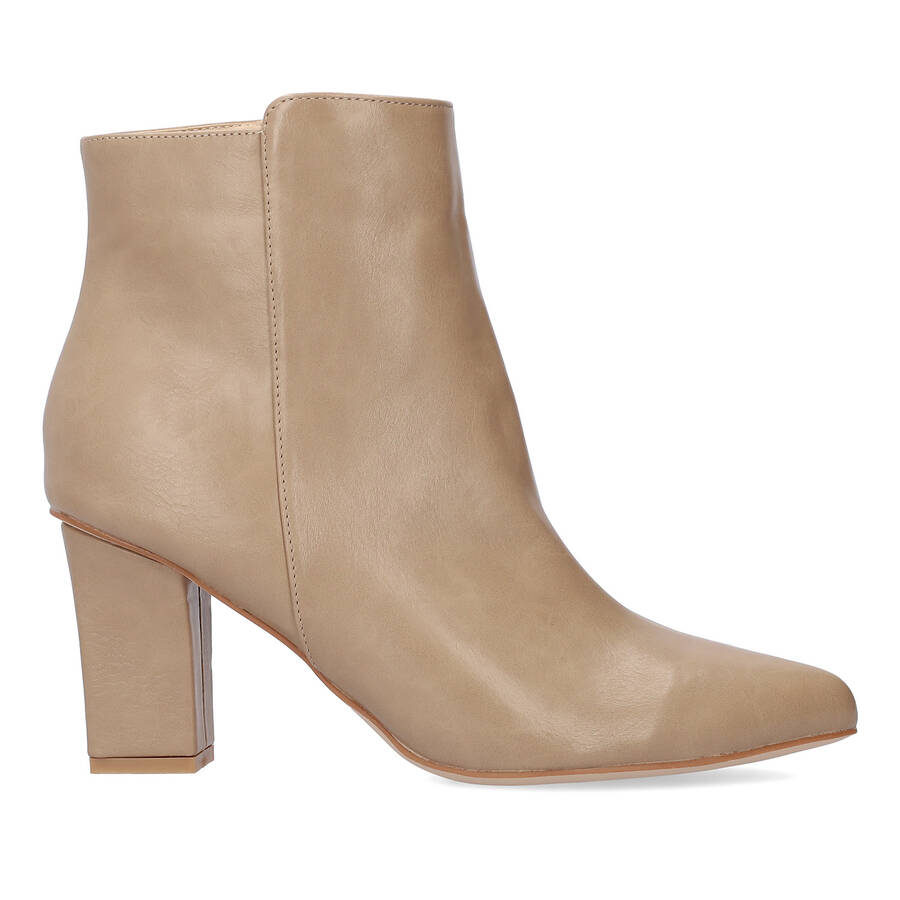 Heeled booties in beige faux leather. 