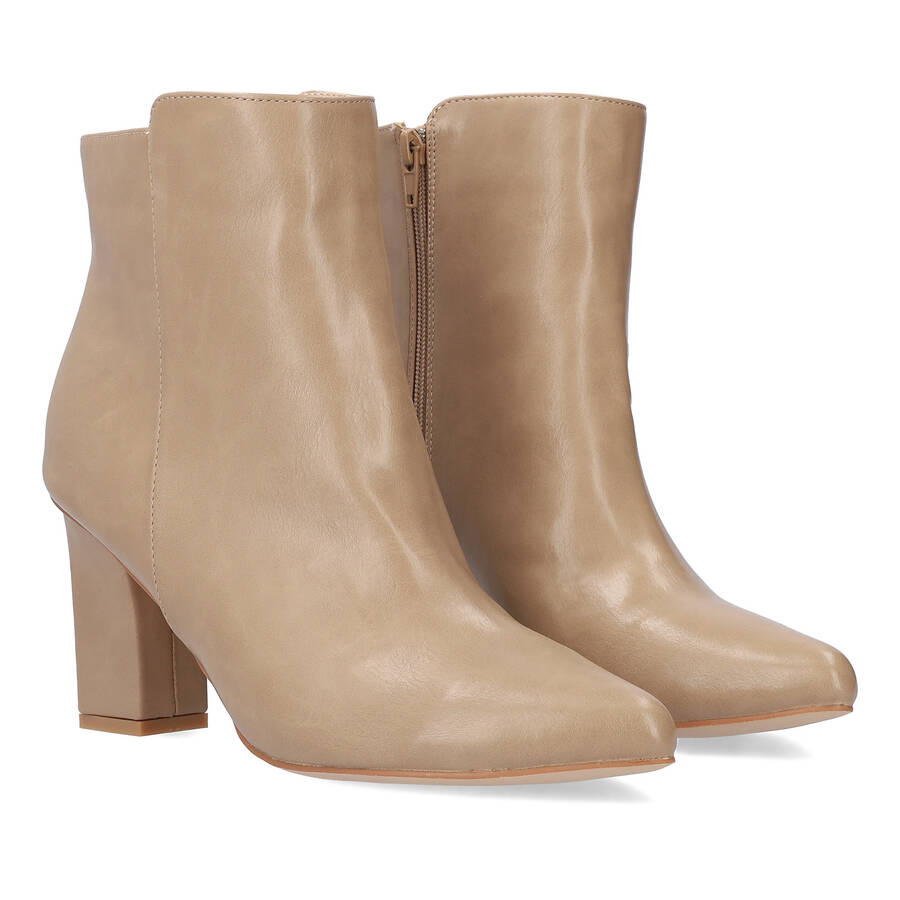 Heeled booties in beige faux leather. 