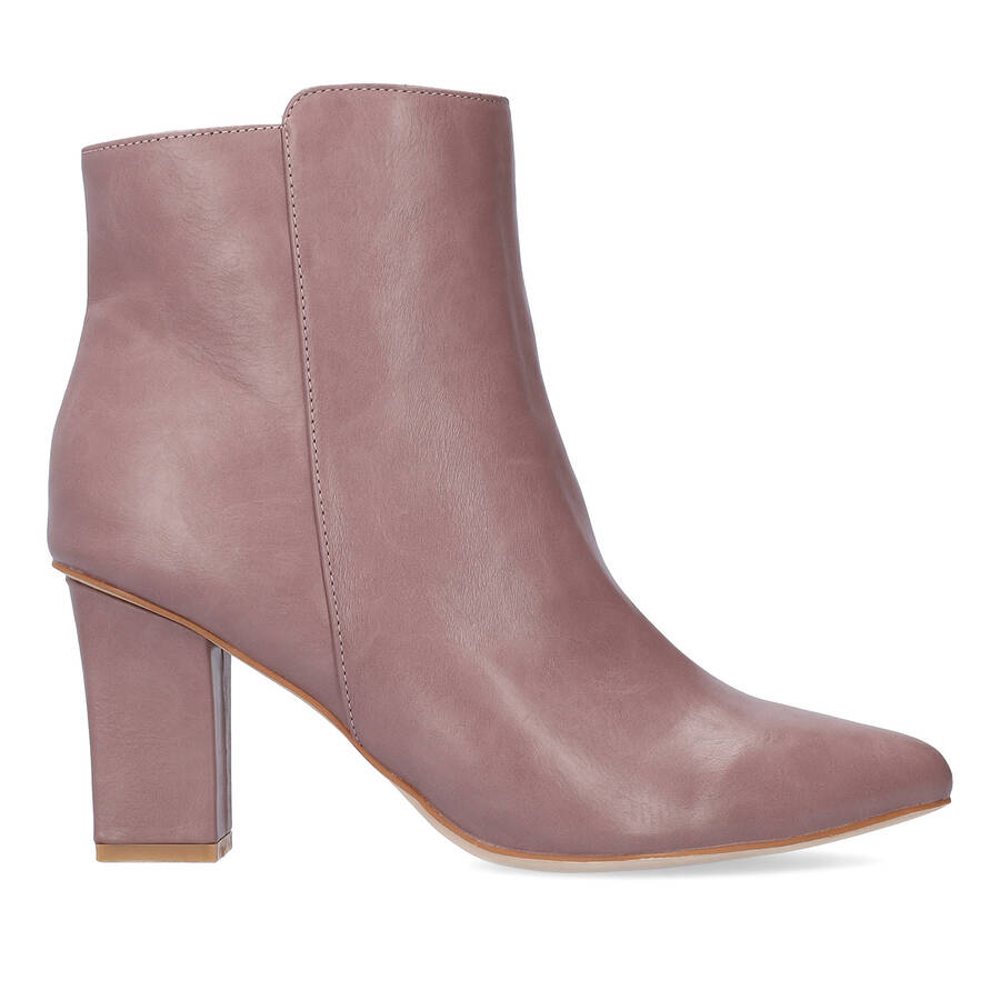 Heeled booties in mauve faux leather. 